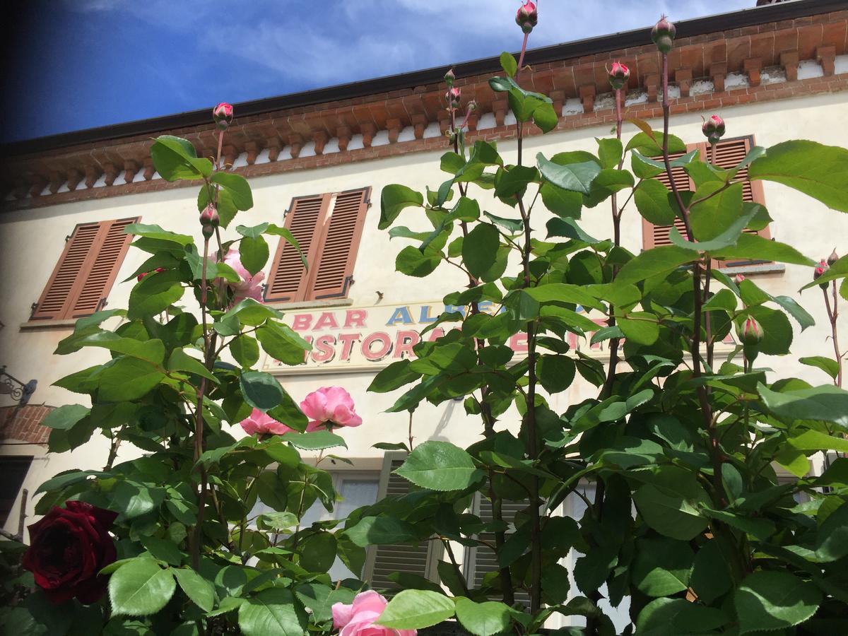 Locanda Italia Serralunga d'Alba Exterior photo